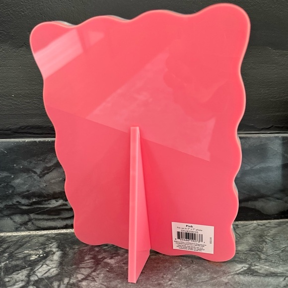 NWT Kate Spade Wavy Pink Acrylic Magnetic Picture Frame, Fits up to 5” x 7” - Picture 3 of 7